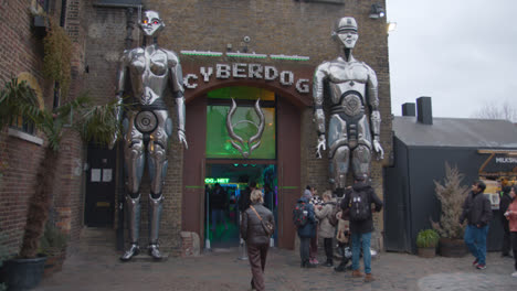 Roboterstatuen-Vor-Dem-Cyberdog-Modegeschäft-In-Camden-Market,-London,-Großbritannien-1